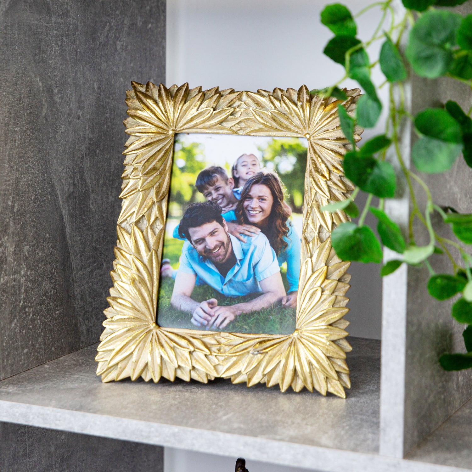 Stylish and Classic Bright Mat Gold Resin 5x7 Picture Frame with Sunflower Decor Image 7