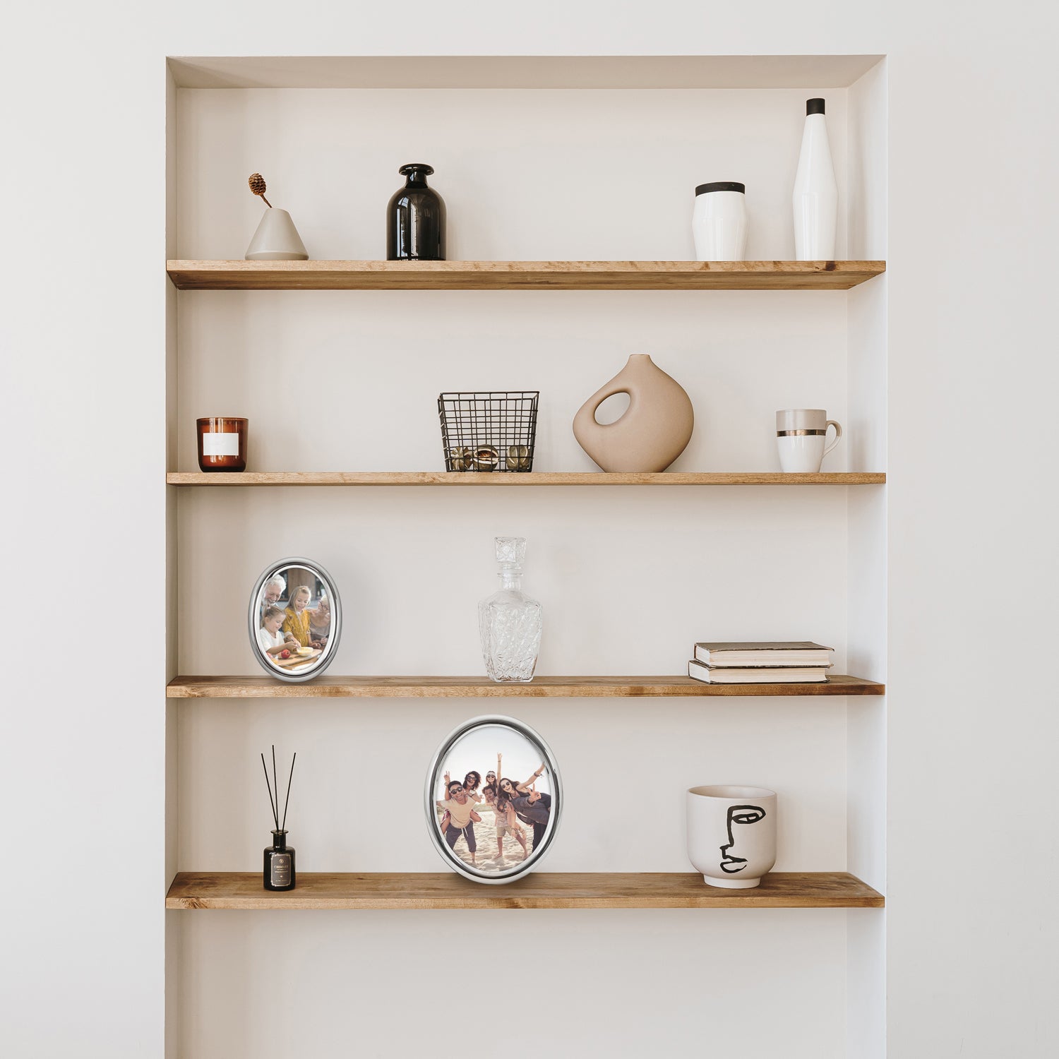 Contemporary Oval Silver Plated Metal 5" x 7" Picture Frame with Rounded Border Image 6