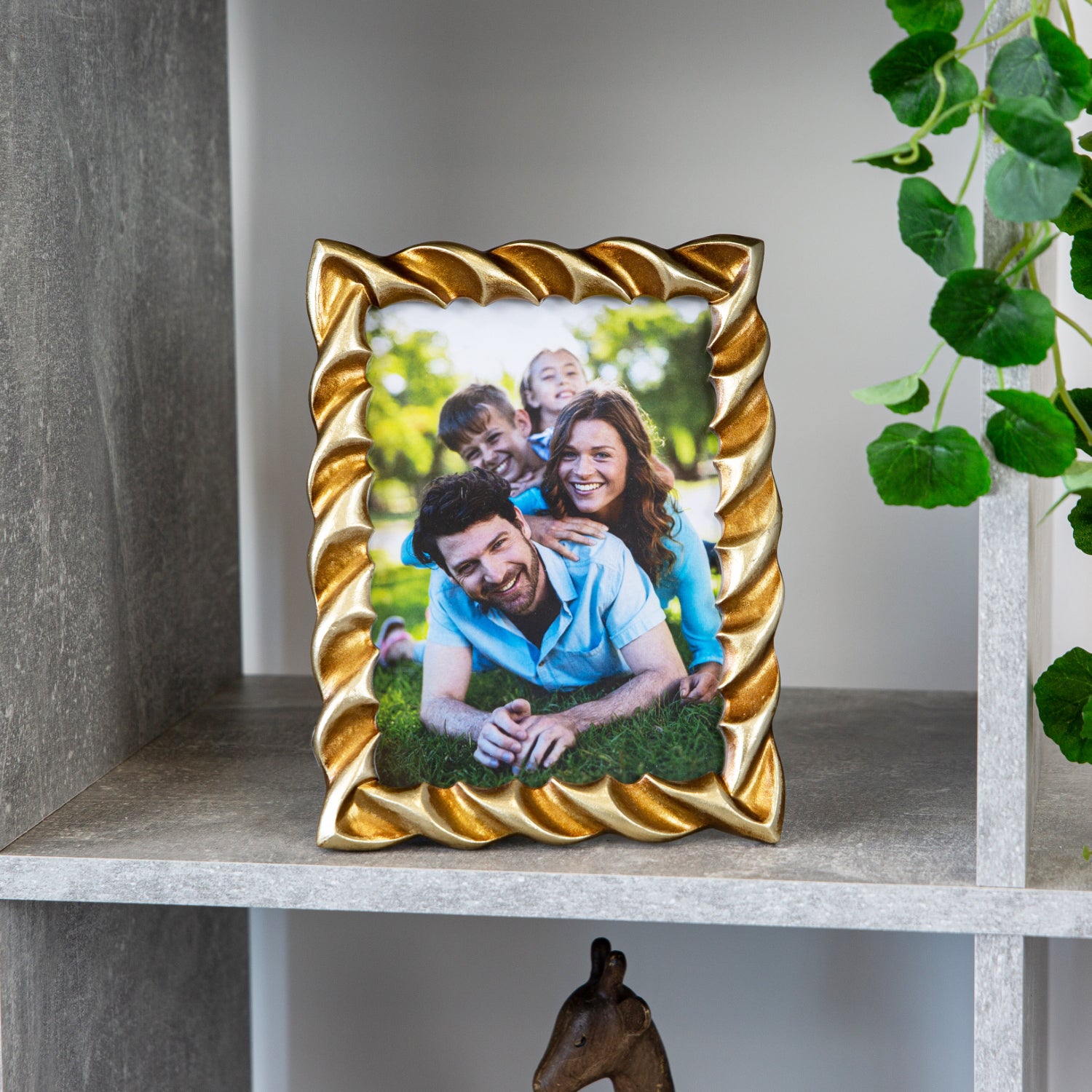 Modern Designer Resin 5x7 Picture Frame with 3D Ripple Edge in Two Tone Gold Image 7