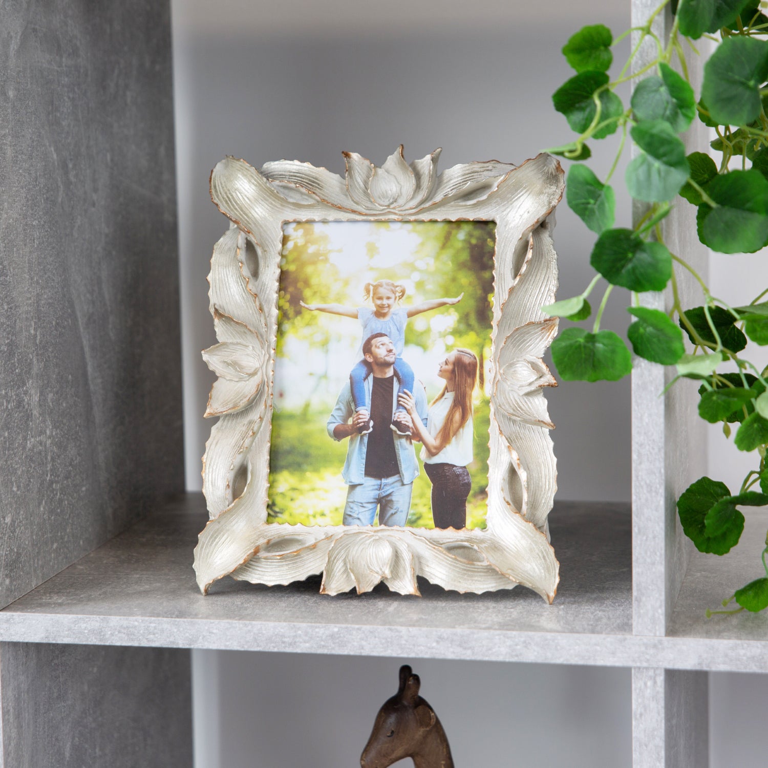 Modern 5x7 Resin Photo Frame with Petals and Leaves in Cream with Gold Trim Image 7