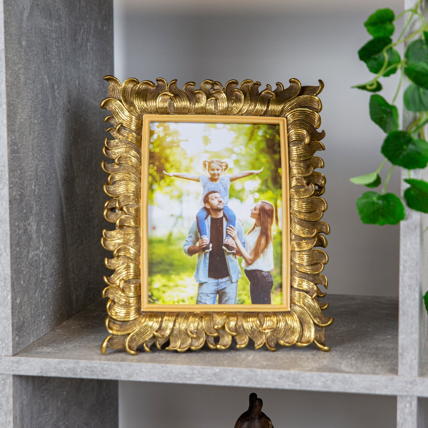 Traditional and Elegant Resin Hand Painted Gold 5x7 Picture Frame with 3D Waves Image 7