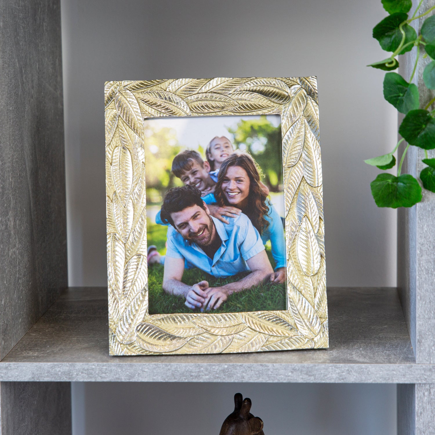 Chic 5x7 Resin Picture Frame with Multi Leaf Decor in Metallic Gold and Silver Image 7